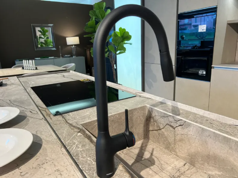 Cucina Binova moderna con isola altri colori in laccata opaco Bluna