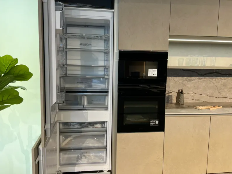 Cucina Binova moderna con isola altri colori in laccata opaco Bluna