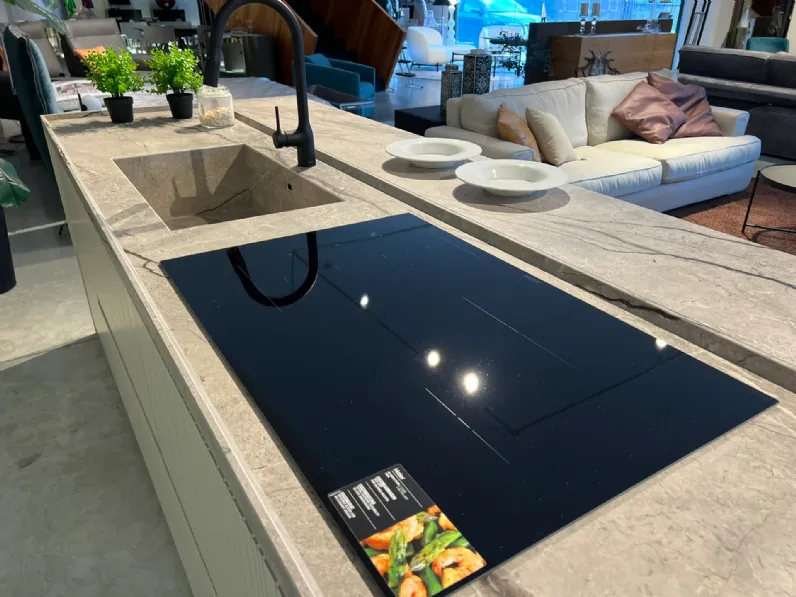Cucina Binova moderna con isola altri colori in laccata opaco Bluna