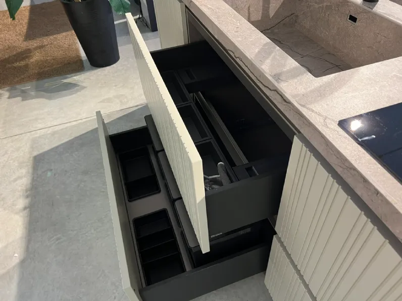 Cucina Binova moderna con isola altri colori in laccata opaco Bluna