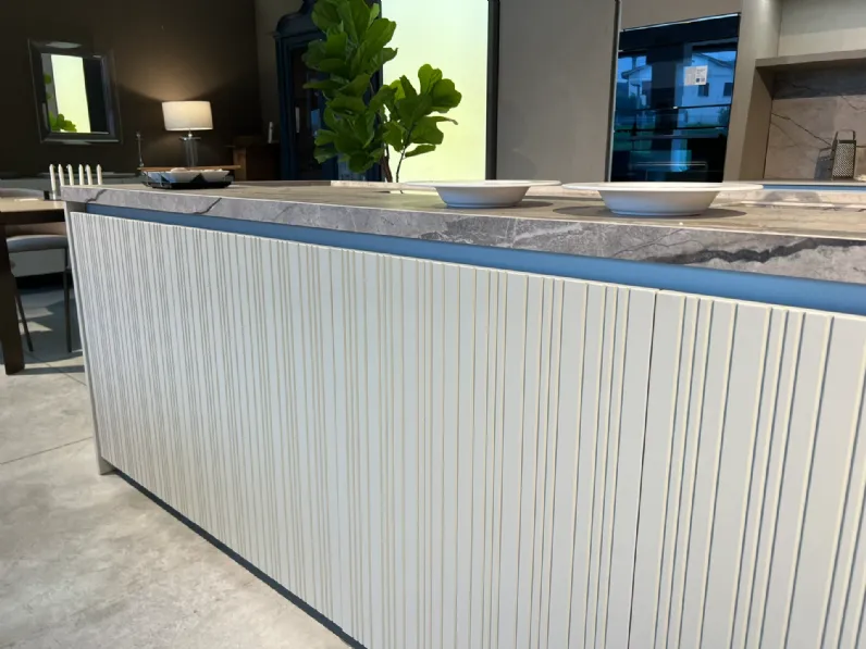 Cucina Binova moderna con isola altri colori in laccata opaco Bluna