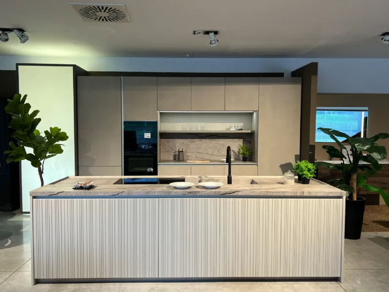Cucina Binova moderna con isola altri colori in laccata opaco Bluna