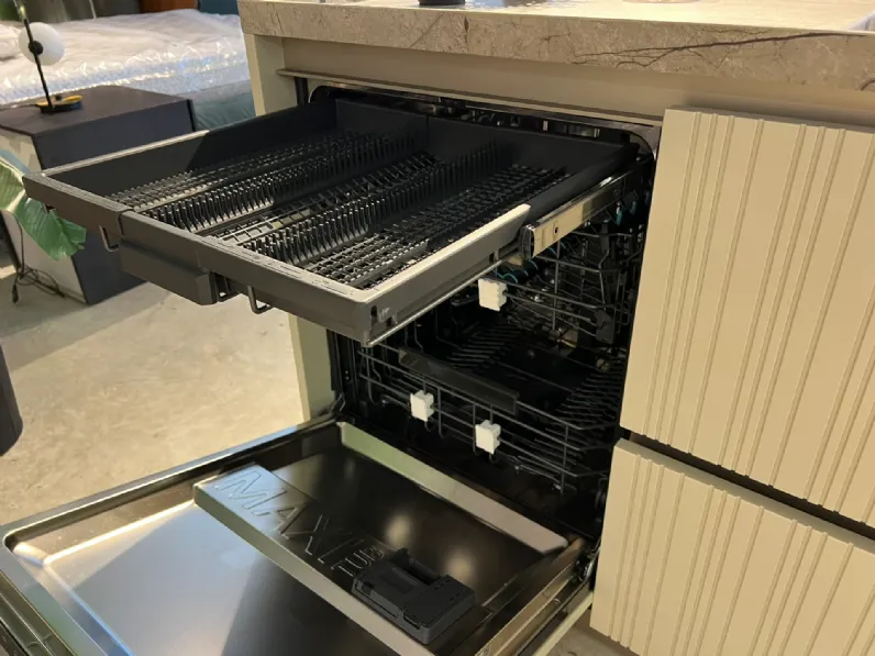 Cucina Binova moderna con isola altri colori in laccata opaco Bluna