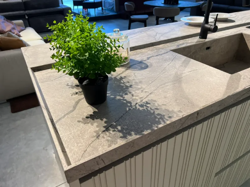Cucina Binova moderna con isola altri colori in laccata opaco Bluna