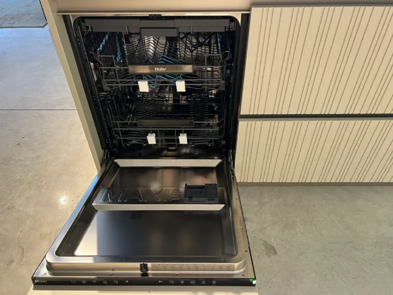 Cucina Binova moderna con isola altri colori in laccata opaco Bluna