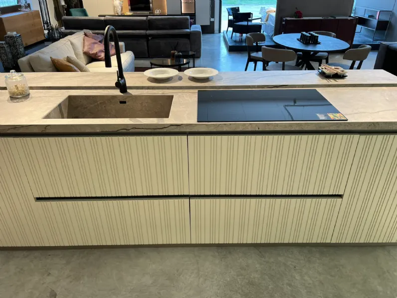 Cucina Binova moderna con isola altri colori in laccata opaco Bluna