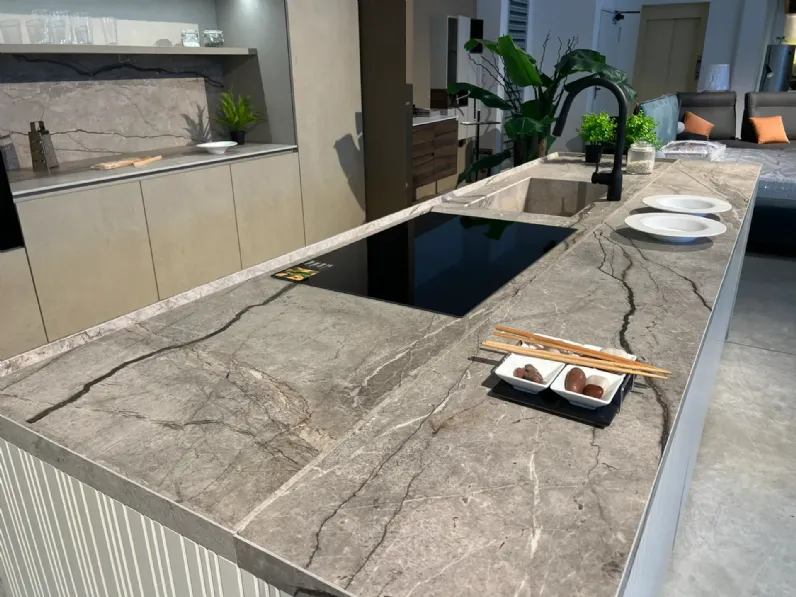 Cucina Binova moderna con isola altri colori in laccata opaco Bluna