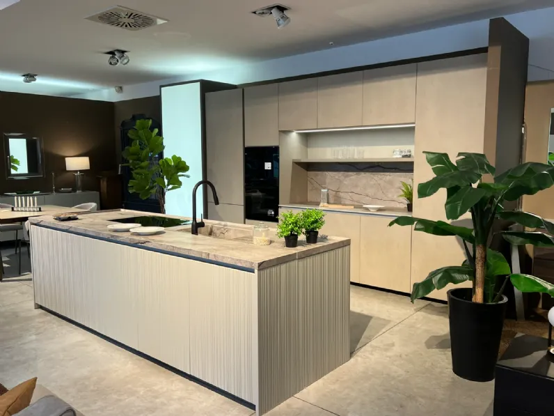 Cucina Binova moderna con isola altri colori in laccata opaco Bluna
