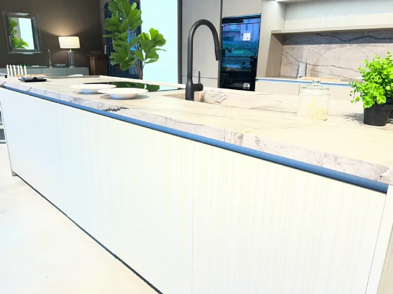 Cucina Binova moderna con isola altri colori in laccata opaco Bluna