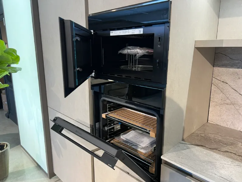 Cucina Binova moderna con isola altri colori in laccata opaco Bluna