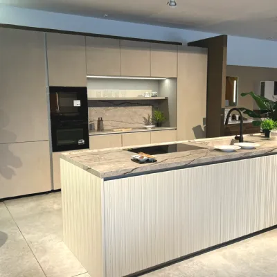 Cucina Binova moderna con isola altri colori in laccata opaco Bluna