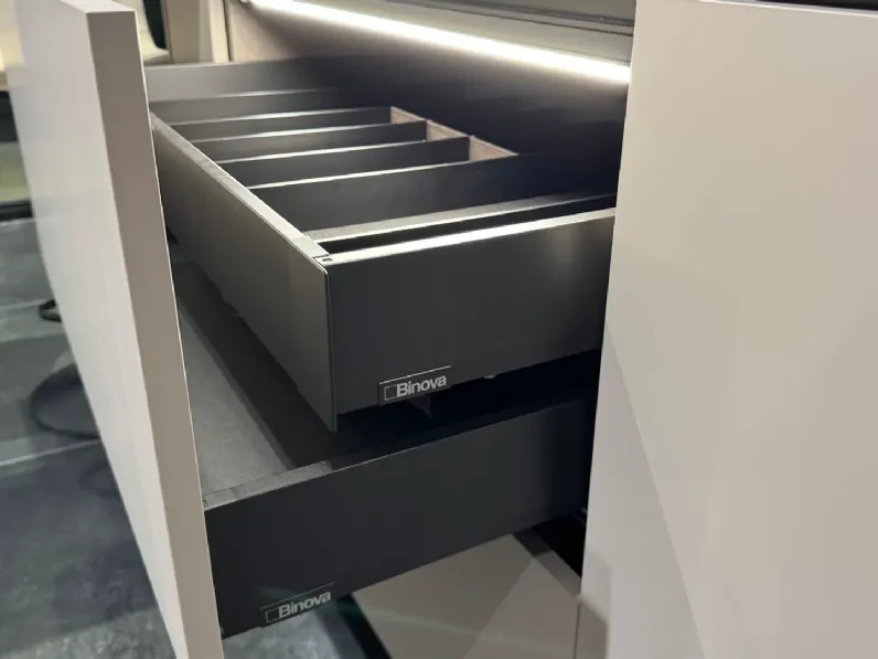 Cucina tortora design con isola Bluna Binova a soli 21900 Euro