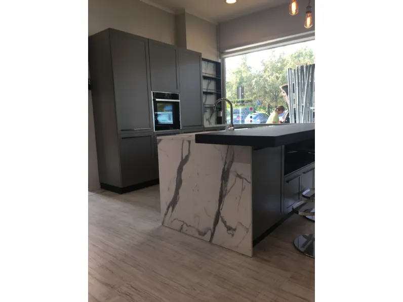 Cucina antracite moderna con isola Scavolini Carattere a soli 13104 Euro