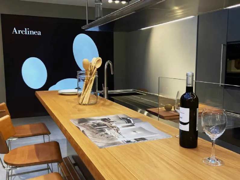 Cucina Arclinea moderna con isola altri colori in hpl Italia/convivium