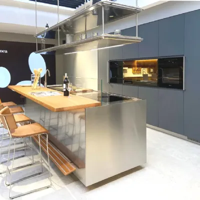 Cucina Arclinea moderna con isola altri colori in hpl Italia/convivium