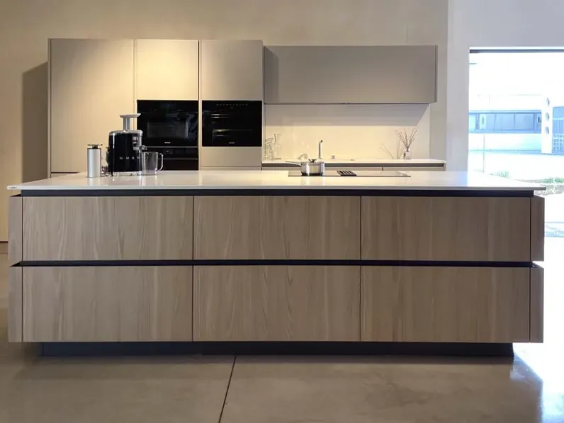 Cucina Logica moderna grigia Valdesign con isola scontata 55%