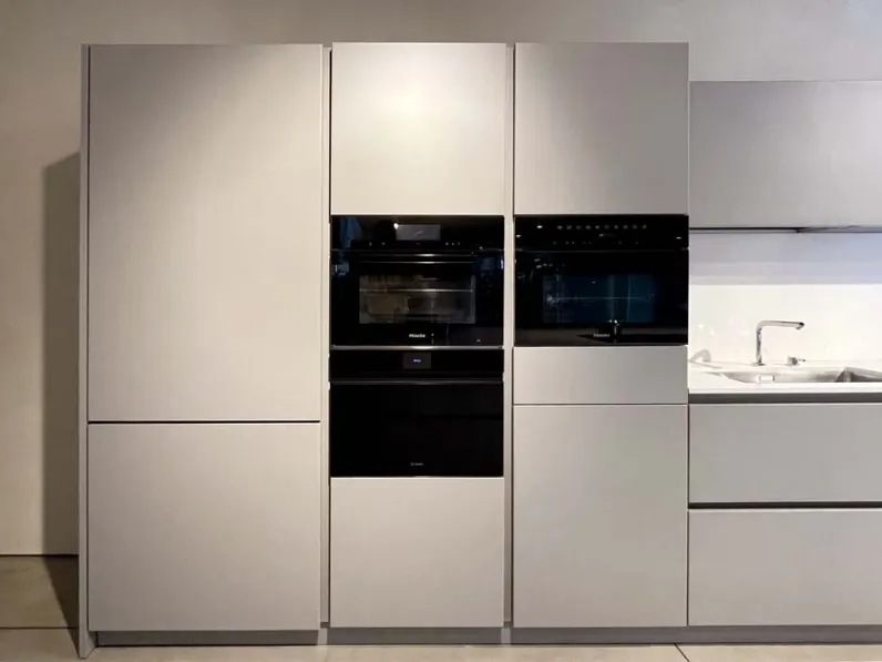 Cucina Logica moderna grigia Valdesign con isola scontata 55%