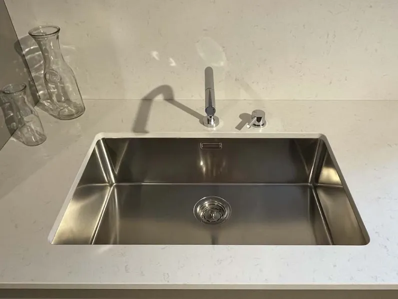 Cucina Logica moderna grigia Valdesign con isola scontata 55%