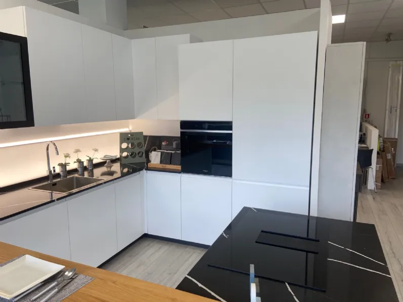 Cucina con isola in laminato opaco a prezzo ribassato 47%