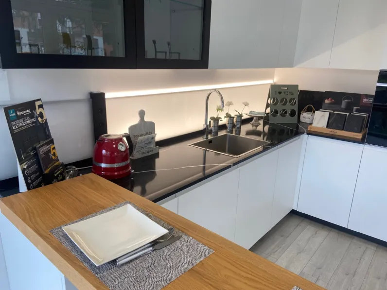 Cucina con isola in laminato opaco a prezzo ribassato 47%