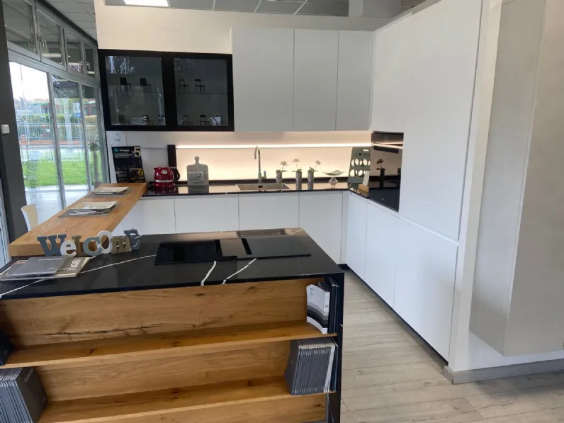 Cucina con isola in laminato opaco a prezzo ribassato 47%