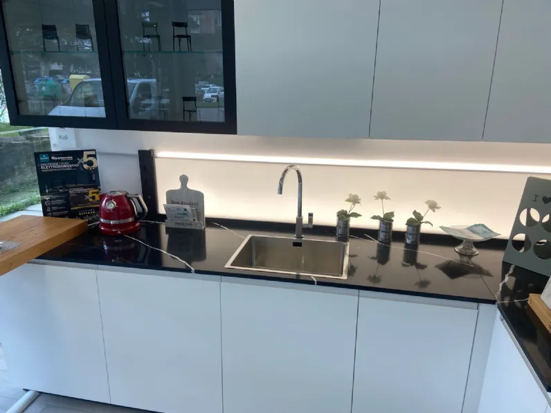 Cucina con isola in laminato opaco a prezzo ribassato 47%