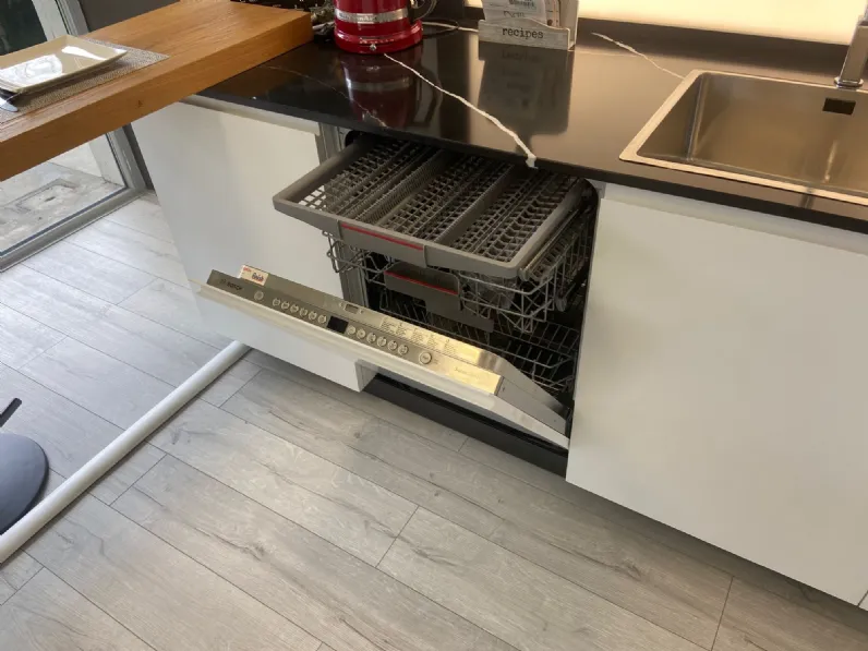 Cucina con isola in laminato opaco a prezzo ribassato 47%
