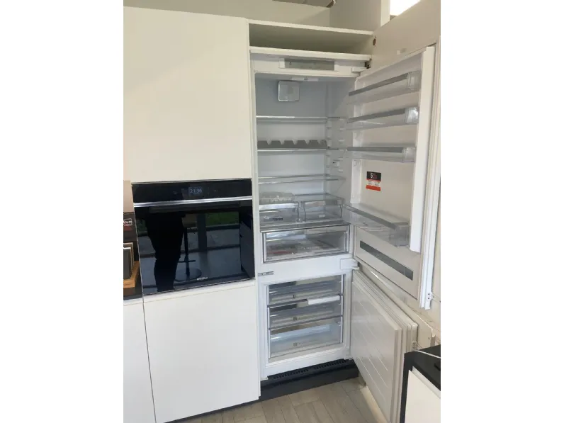 Cucina con isola in laminato opaco a prezzo ribassato 47%