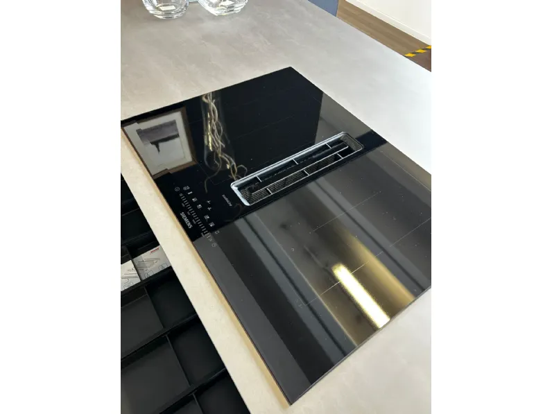Cucina skill con isola Modulnova con uno sconto imperdibile