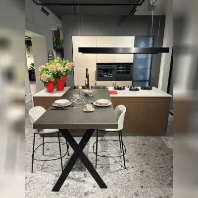 Cucina con isola in legno rovere chiaro Cucina modello musa  a prezzo ribassato