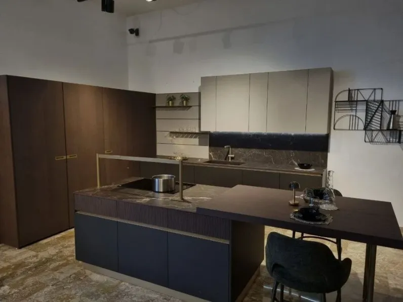 Cucina con isola moderna rovere moro Arredo3 Arredo3 kalì retta a soli 16000 Euro