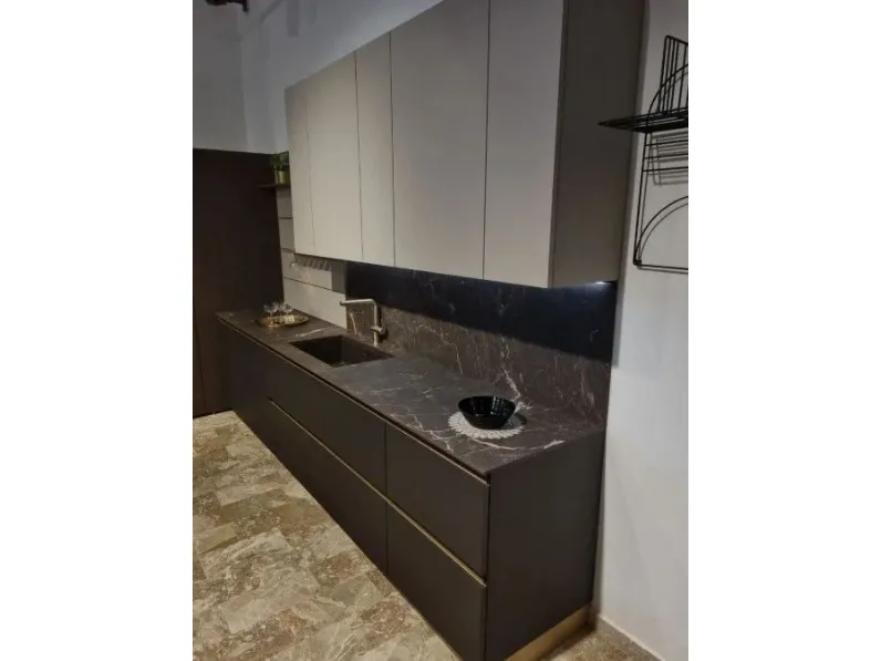 Cucina con isola moderna rovere moro Arredo3 Arredo3 kalì retta a soli 16000 Euro