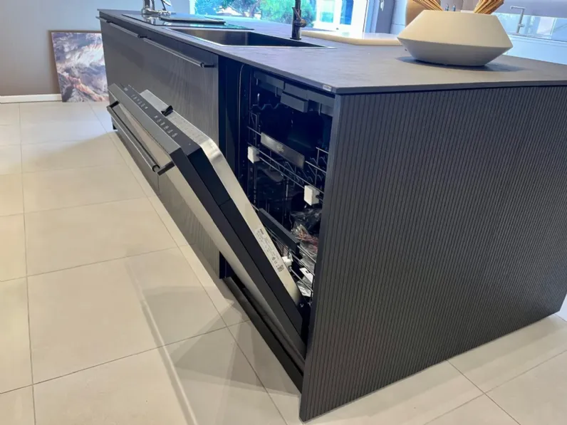 Cucina antracite design con isola Musa Scavolini in offerta