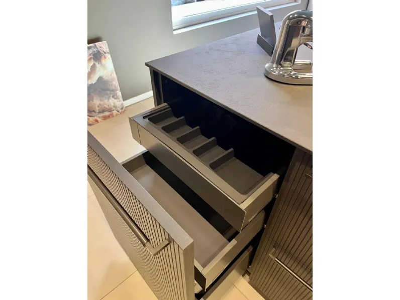 Cucina antracite design con isola Musa Scavolini in offerta