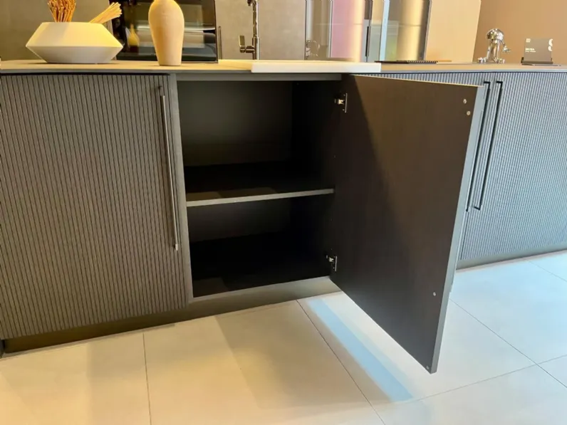 Cucina antracite design con isola Musa Scavolini in offerta
