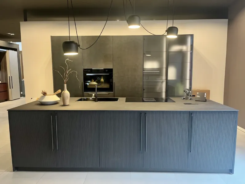 Cucina antracite design con isola Musa Scavolini in offerta