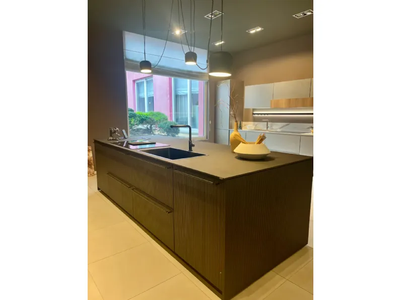 Cucina antracite design con isola Musa Scavolini in offerta