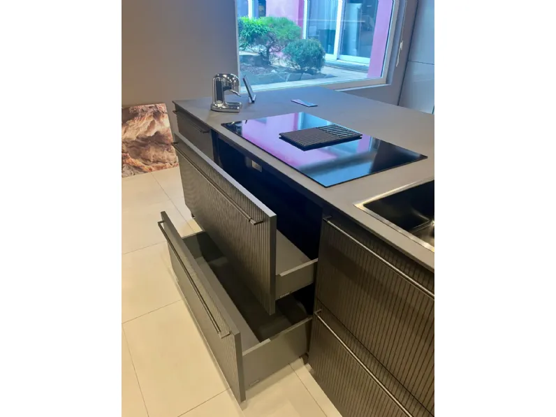 Cucina antracite design con isola Musa Scavolini in offerta