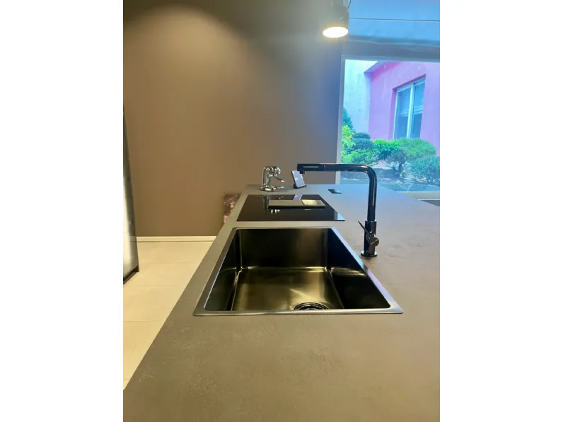 Cucina antracite design con isola Musa Scavolini in offerta