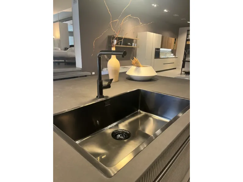 Cucina antracite design con isola Musa Scavolini in offerta