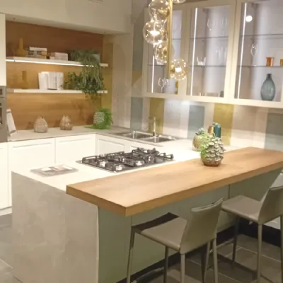 Cucina con penisola in laccata opaco a prezzo ribassato 40%