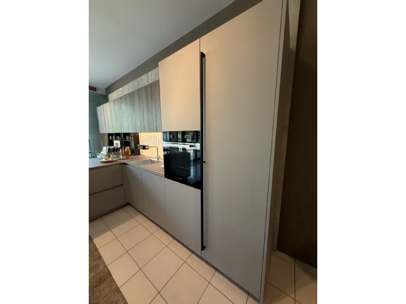 Cucina a prezzo ribassato con penisola moderna D23 Doimo cucine