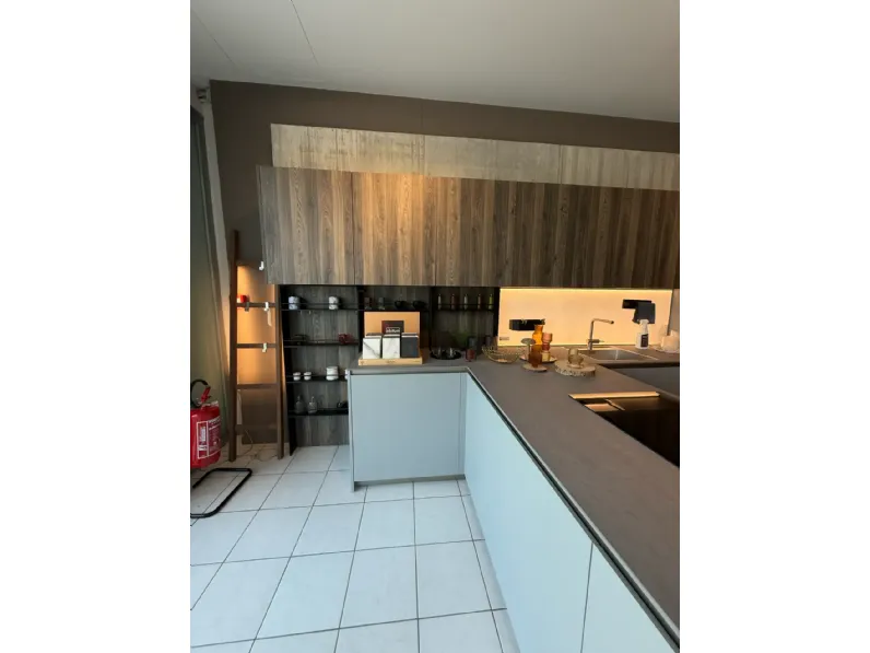 Cucina a prezzo ribassato con penisola moderna D23 Doimo cucine
