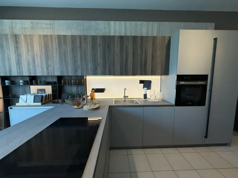 Cucina a prezzo ribassato con penisola moderna D23 Doimo cucine