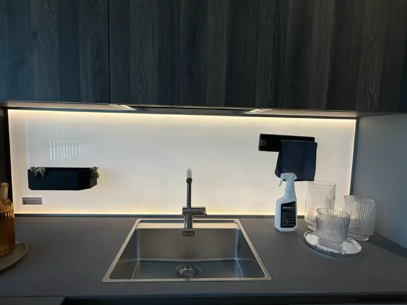 Cucina a prezzo ribassato con penisola moderna D23 Doimo cucine