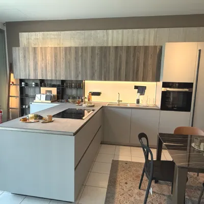 Cucina a prezzo ribassato con penisola moderna D23 Doimo cucine