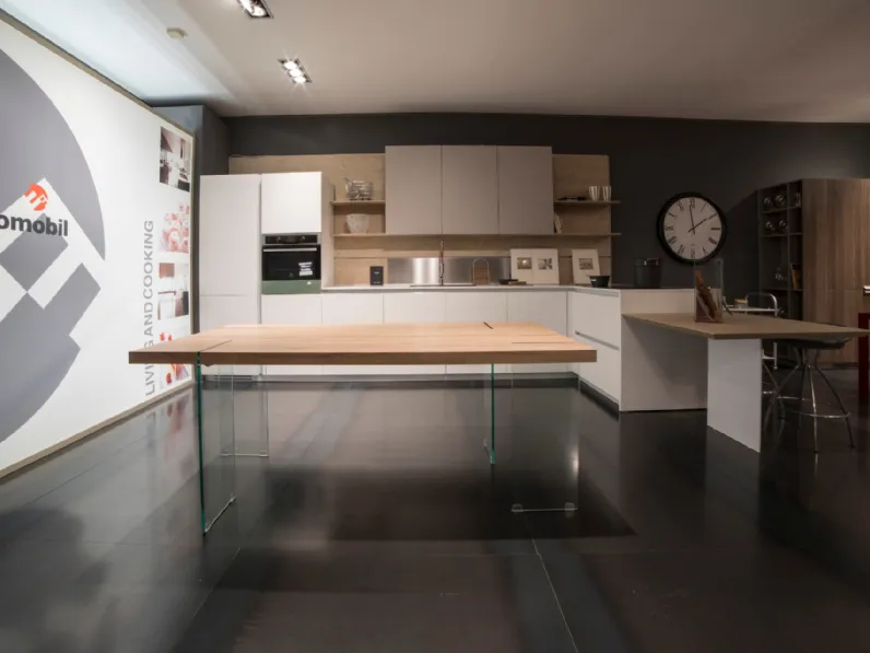 Cucina con penisola in laminato opaco a prezzo scontato