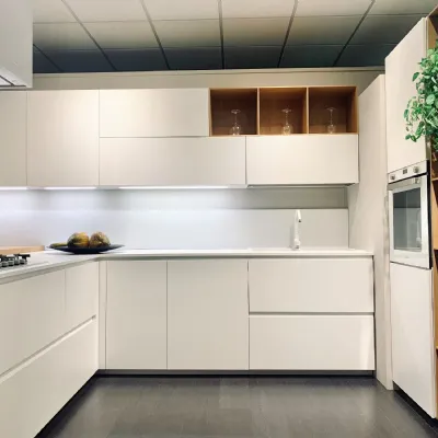 Cucina con penisola in melaminico bianca Ak project profilo 30° a prezzo scontato