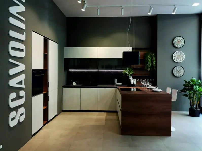 Cucina Scavolini moderna con penisola altri colori in laminato materico Delinea