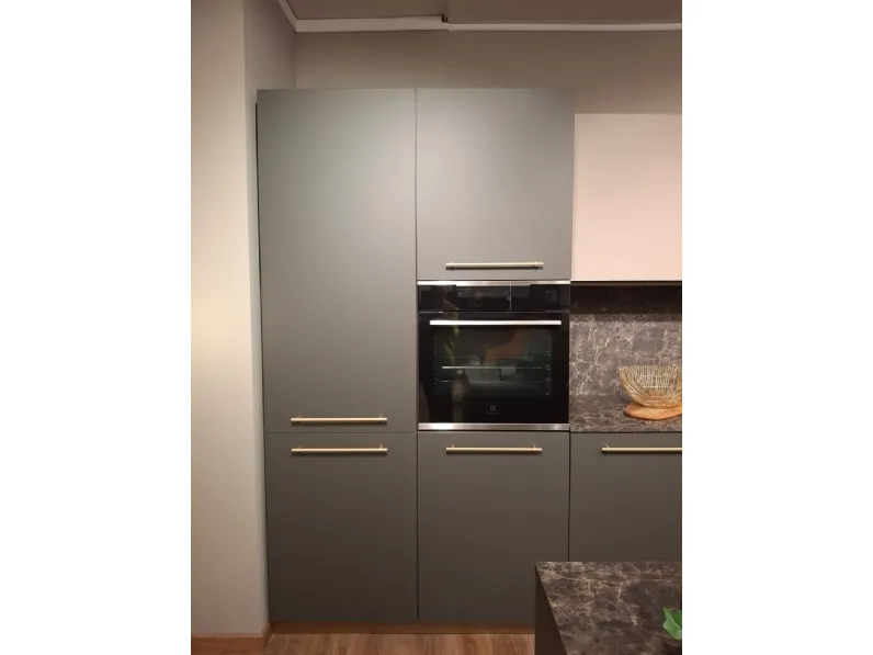 Cucina Febal moderna con penisola grigia in laminato opaco Modula